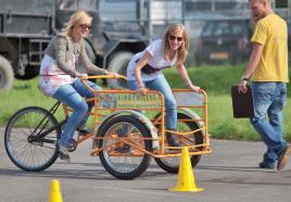 Bakfiets racen met je collega's 