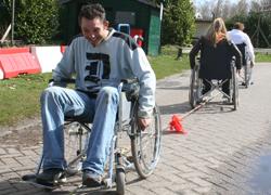 Rolstoel Touwtrekken tijdens personeelsfeest