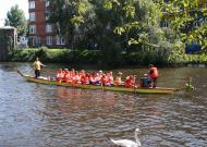 Chinees drakenboot varen