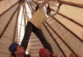 Teambuildingopdracht: Tipi tent bouwen