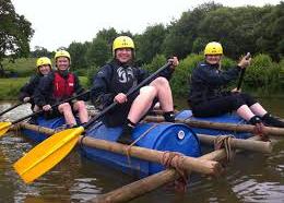 Teambuilding: bouw een drijvend vlot!