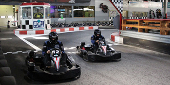 Indoor kartbaan met tunnel