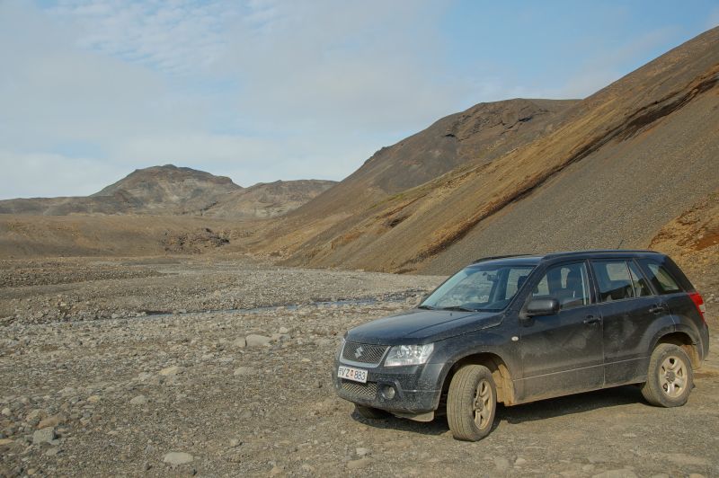 Terreinrijden 4x4 Ijsland naast berg